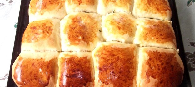 Сдобные булочки с зеленым луком