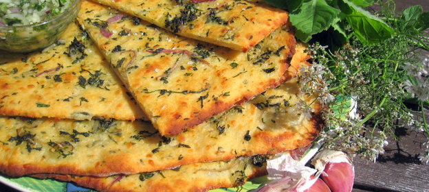 Лепешки с пармезаном и песто из молодого лука