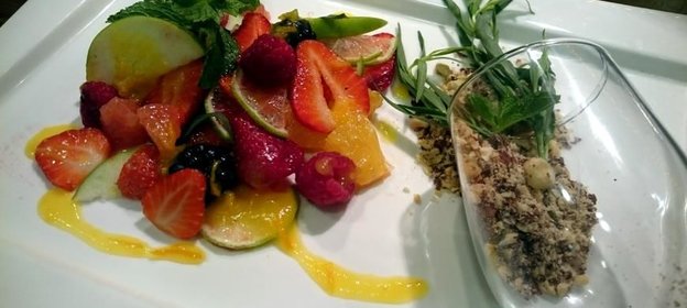 Фруктово-ягодный салат с апельсиновым вареньем