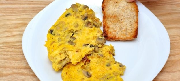 Яичница-болтунья с грибами