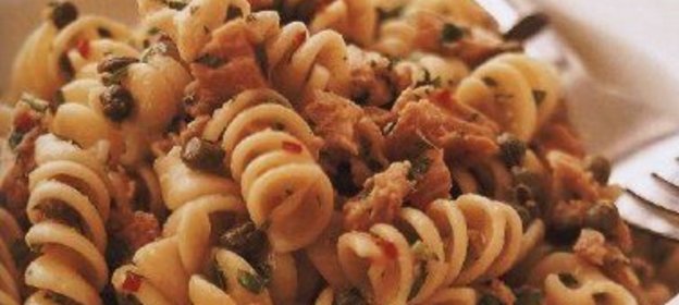 Паста «фузилли» (макароны «спиральки») с тунцом, каперсами и петрушкой