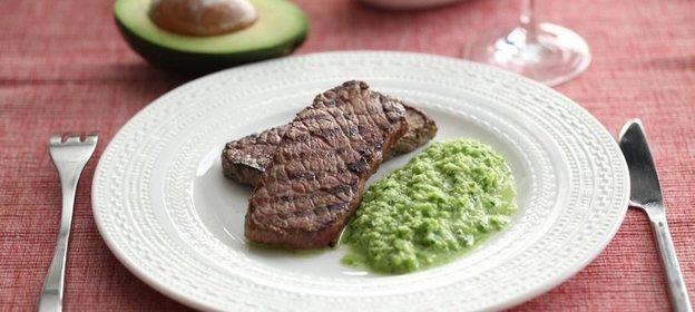 Стейк с соусом из авокадо