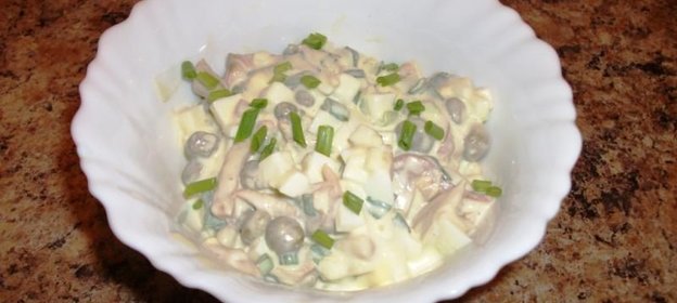 Салат с маринованными грибами