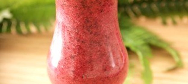 Смузи из авокадо и свежей малины