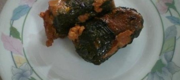 Маленькие голубцы в свекольных листьях