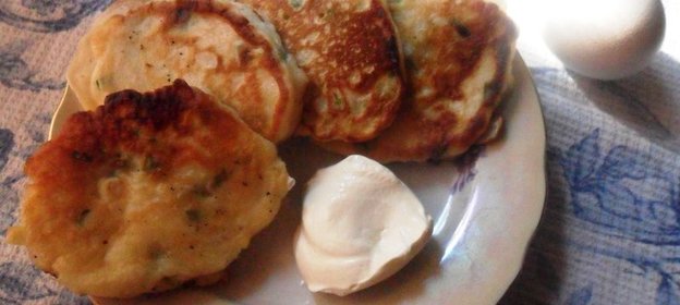 Завтрак в русском стиле: оладьи с зелёным луком и яйцом