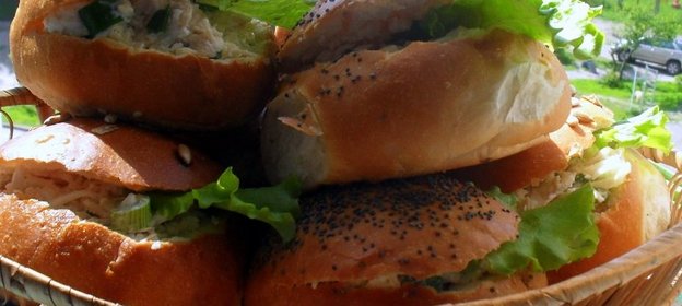 Бутербродные булочки с куриным салатом