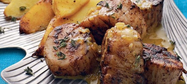 Морские гребешки с какао, айвой и апельсиновым соусом