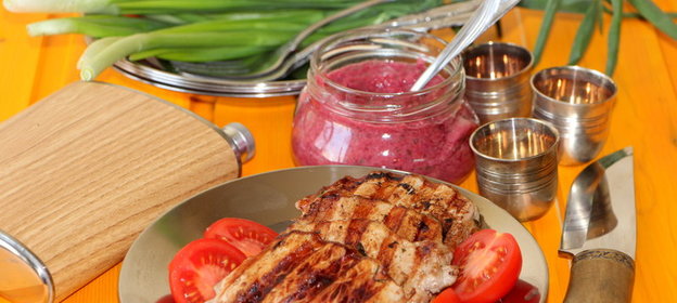 Грилованные стейки индейки, маринованные с вишней