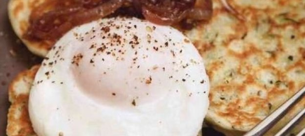 Оладьи из цуккини с яйцами пашот и жареным луком