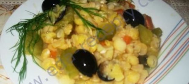 Гороховая каша с огурцами и морковью