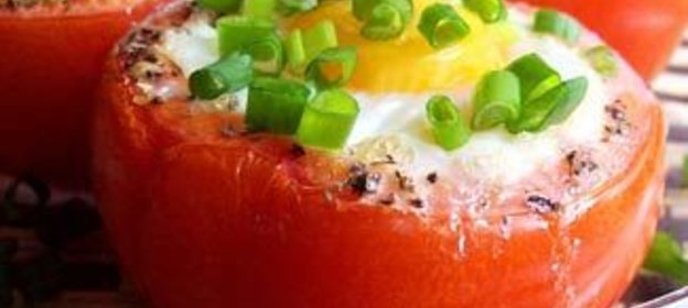 Яичница-глазунья в помидоре