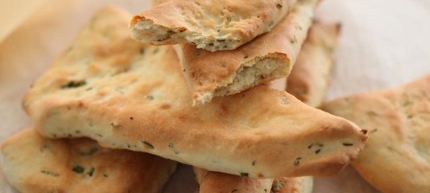 Сметанные лепешки с чесноком