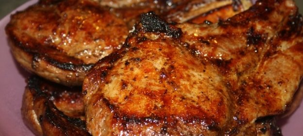 Сочные острые стейки рибай на мангале на решетке.