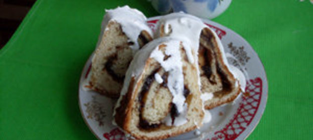 Рулетный кекс с клубникой и взбитыми сливками