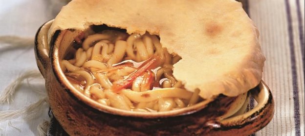 Куриный бульон с домашней лапшой в горшочке