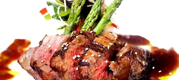 Говяжьи стейки на гриле с соусом барбекю из кофе