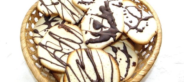 Бисквитные коржики с шоколадом