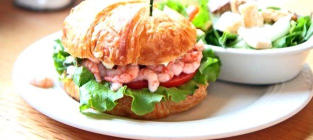 Булочки с томатами, зеленым салатом и креветками