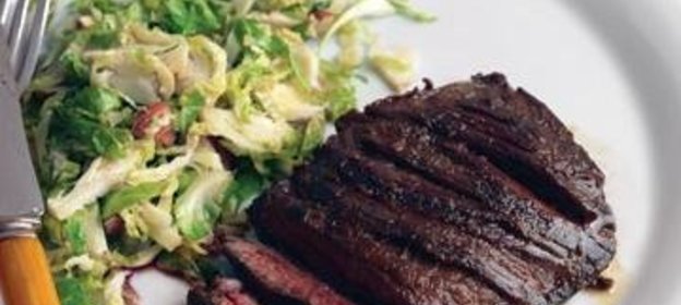 Стейк с брюссельской капустой и миндалем