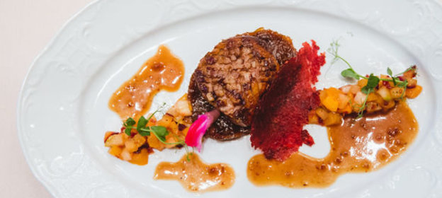 Жареная утиная грудка с луково-клюквенным конфитом и фруктовым чатни