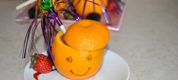 Праздничный смузи в апельсиновых стаканчиках