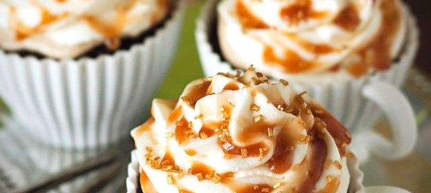 Кофейные маффины с карамелью и взбитыми сливками