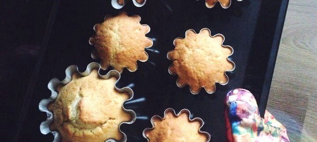 «Новогодние» кексы с мандаринами и грецкими орехами