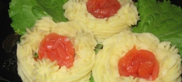 Картофельные гнездышки с соленой семгой
