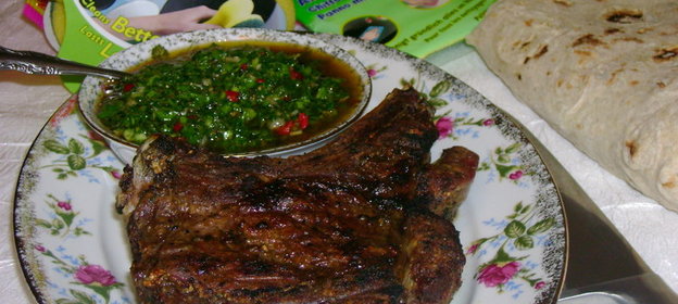 Ковбойский стейк с соусом Чимичури