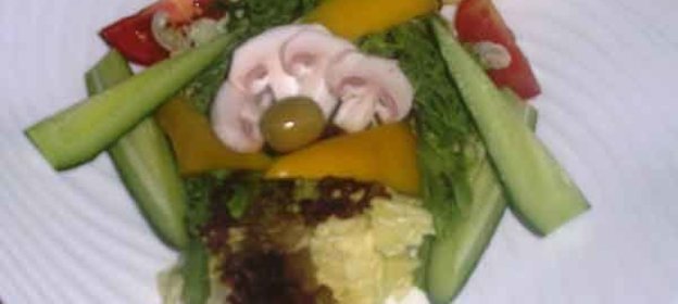 Салат из свежих овощей с азиатским соусом