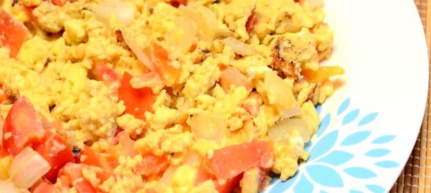 Яичница-болтунья с помидорами