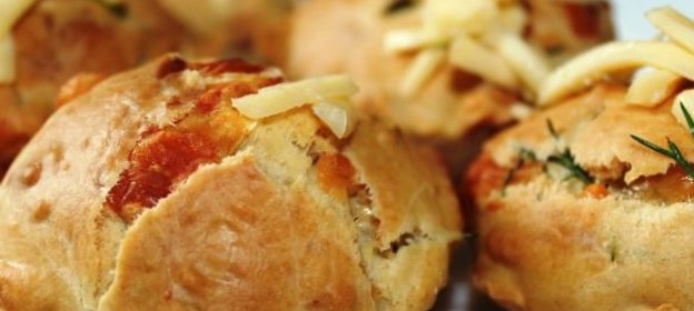 Луково-сырные маффины в мультиварке