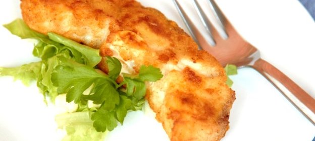 Стейк из акулы на сковороде