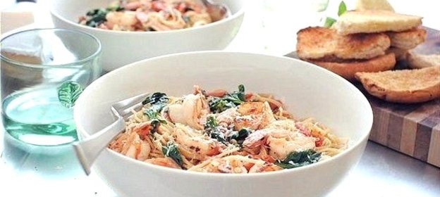 Паста с креветками, помидорами, лимоном и шпинатом