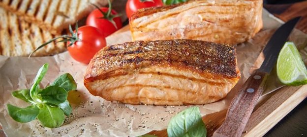 Стейк лосося с пюре из цветной капусты