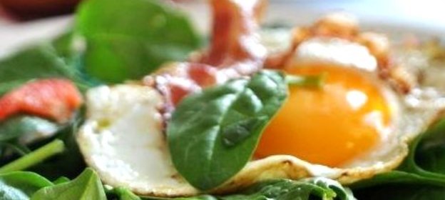 Яичница с колбасками и рукколой