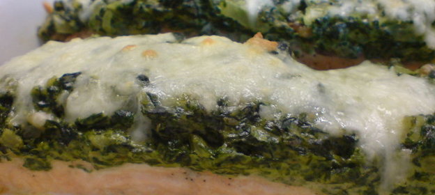 Форель морская под шпинатом и черемшой