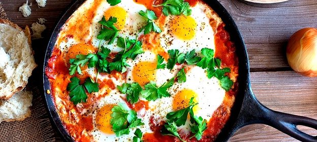 Шакшука (яичница с помидорами)