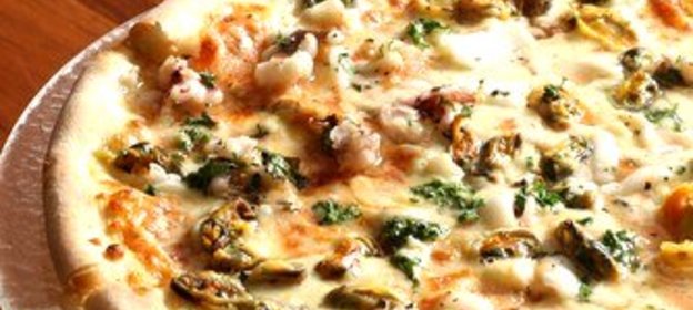 Пицца с ветчиной, моллюсками и анчоусами