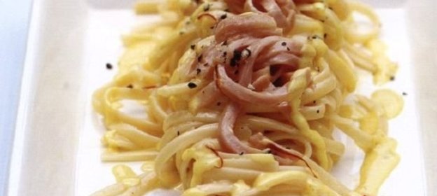 Спагетти с шафрановым соусом