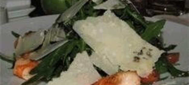 Салат с креветками и пармезаном