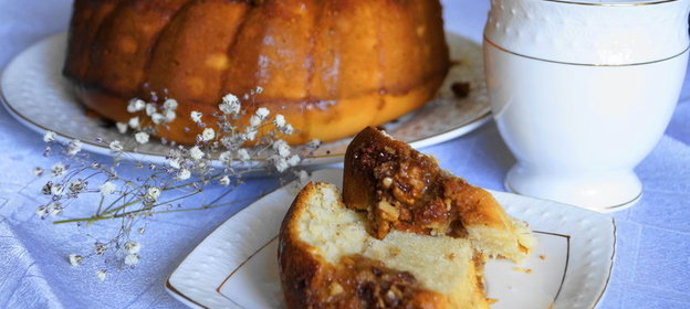 Кекс с имбирем и ореховым топпингом