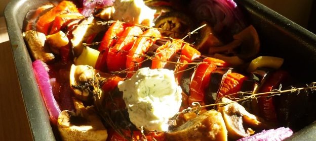 Запеченные овощи с чесночным соусом