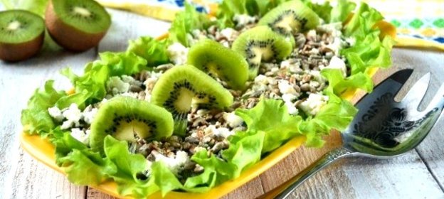 Зелёный салат с киви и семечками