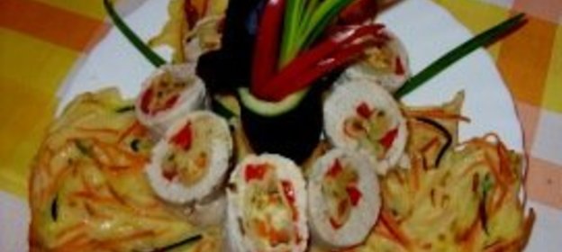 Рулетик из курицы с овощными оладьями