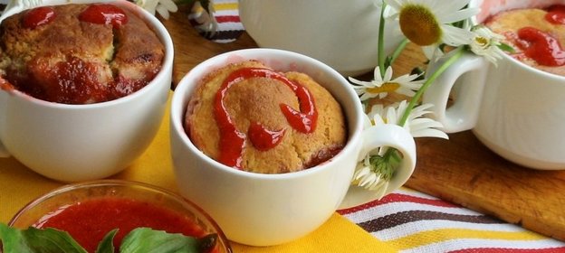 Булочки, запеченные в соусе из ревеня