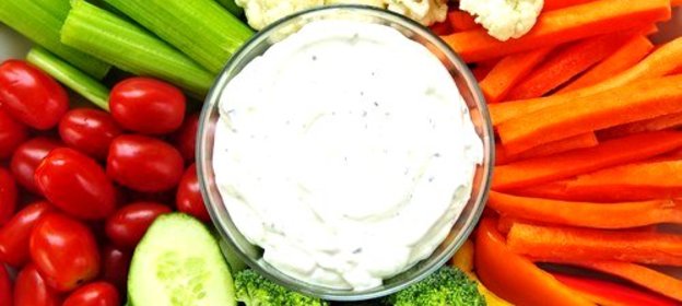 Свежие овощи с чесночным соусом