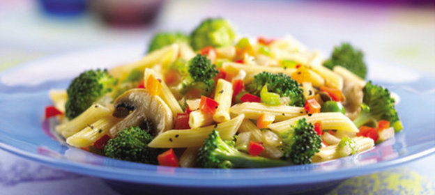 Паста с брокколи, грибами и горохом