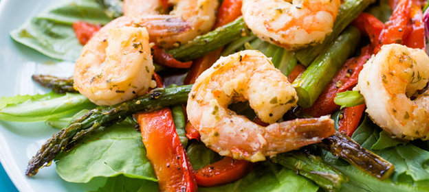 Салат с креветками и рукколой